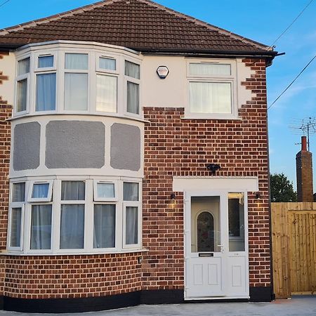 Shm Stays Leicester. Newly Renovated!! 15 Min Drive From City Centre, University. 9 Min Drive To Leicester City Stadium, 5 Min Drive To M1 & M69. 2 Min Walk To Bus Stop. Exterior foto